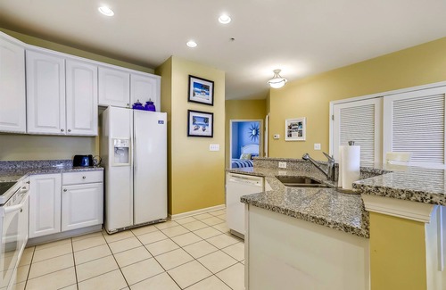 Sunset Island Condo | Wonderfully Located Bayside Home w/Shared Pool, Private W/D, Free WiFi