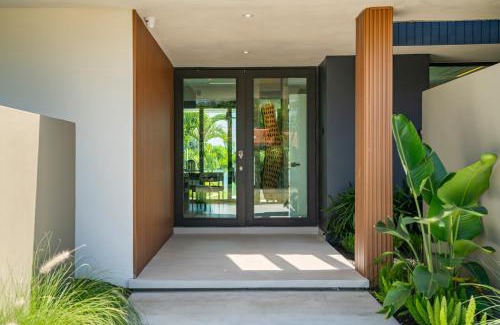 Ludlam House | Wonderlake Infinity Pool Resort L66