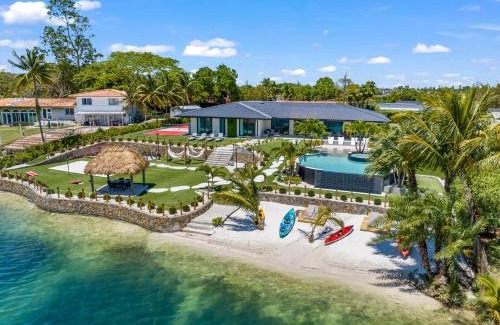 Ludlam House | Wonderlake Infinity Pool Resort L66