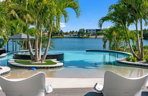 Ludlam House | Wonderlake Infinity Pool Resort L66