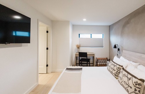 Columbia Falls Hotel | Wonderstone Hotel - Single King Micro Guest Room