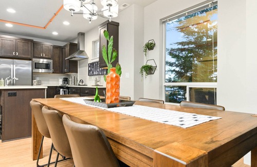 Woodstock House | Wondrous Woodstock Townhouse, Huge Open Floor Plan, Custom Décor and Artwork, Four Miles to Portland