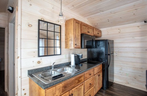 North Sebago Cabin | WOOD THRUSH - RESORT WITH 12 PROPERTIES. NATURAL POND FOR SWIMMING. CAFE ON SITE