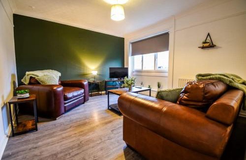 Middlesbrough House | Woodcock House 3 Bedrooms Workstays UK