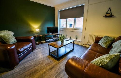 Middlesbrough House | Woodcock House 3 Bedrooms Workstays UK