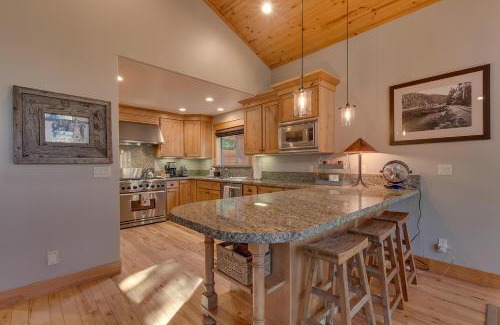 Truckee House | Woodcrest at Tahoe Donner 3BR with Pool Table - 3000 sq ft