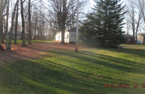 Townsend House | Wooded acre, attached garage plus attached lean-to.