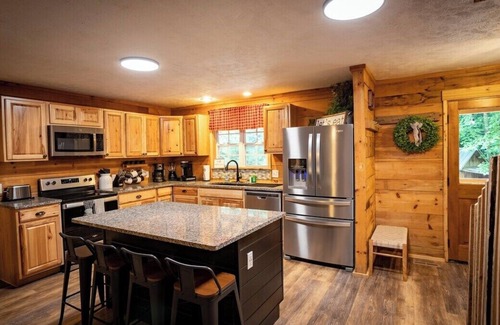 Walland Cabin | Wooded cabin on 47ac. Pvt trails. 17 mins to GSMNP