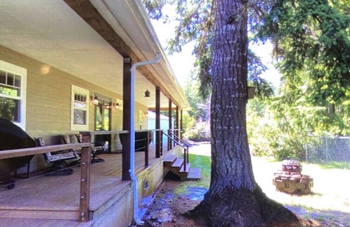 Coos Bay House | Wooded Coastal Retreat (Near Charleston Harbor)