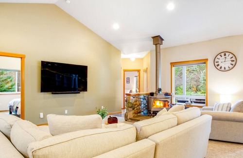 Camano Island House | Wooded home with private hot tub, free wifi, game room & gorgeous grounds
