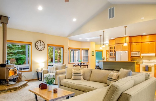 Camano Island House | Wooded home with private hot tub, free wifi, game room & gorgeous grounds
