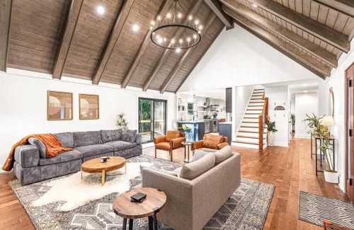 Alexander House | Wooded Oasis, HotTub, Sauna, GameRoom, 15min 2 AVL