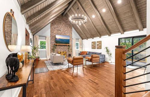 Alexander House | Wooded Oasis, HotTub, Sauna, GameRoom, 15min 2 AVL