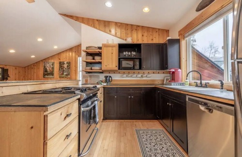 Leavenworth Apartment | Wooded Retreat Guesthouse on 5 AC yet within 3min of downtown Leavenworth!