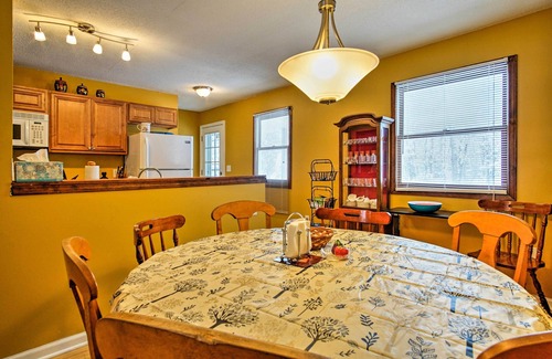 Lakewood Club House | Wooded Twin Lakes Retreat: 13 Mi to Lake Michigan!