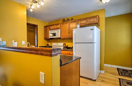 Lakewood Club House | Wooded Twin Lakes Retreat: 13 Mi to Lake Michigan!