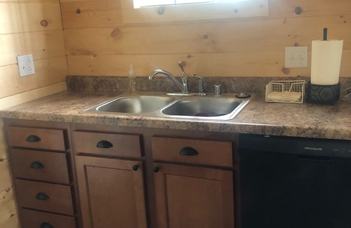 Rogers Cabin | Wooded view-hot tub-5 min to Natural Bridge