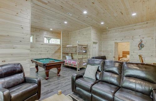 Cleveland House | Wooded ViewsNear Helen w Fireplace & Hot Tub