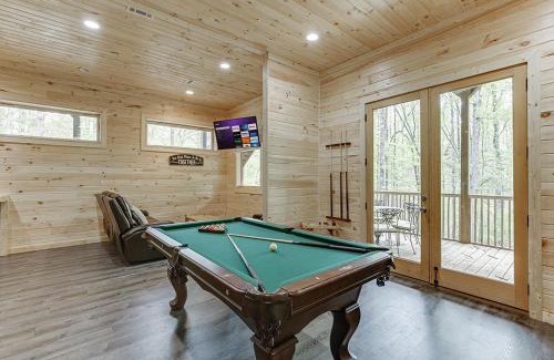 Cleveland House | Wooded ViewsNear Helen w Fireplace & Hot Tub
