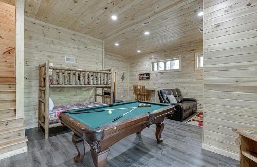 Cleveland House | Wooded ViewsNear Helen w Fireplace & Hot Tub