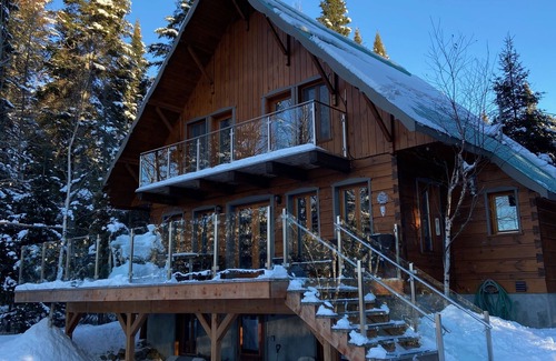 Lac-Superieur Ski Chalet | Wooden chalet in the heart of nature