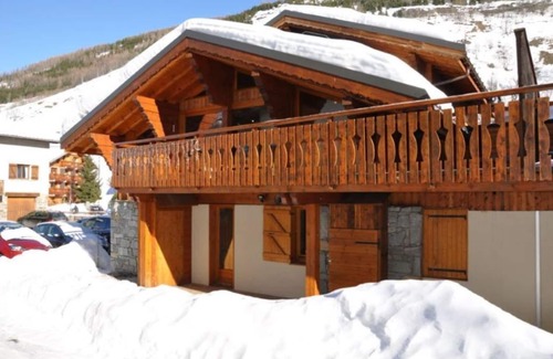 Le Bettaix Ski Chalet | Wooden chalet with jacuzzi 300m from the ski slopes.