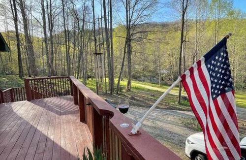 Robbinsville House | WOODEN DREAM- Intimate Cabin near Smoky Mountains