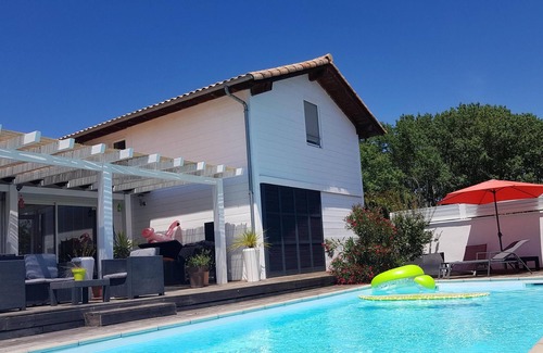 Mouguerre House | WOODEN HOUSE IN THE COUNTRYSIDE, AT THE FOOT OF THE MOUNTAINS, AS THE CROW FLIES FROM THE BEACHES.
