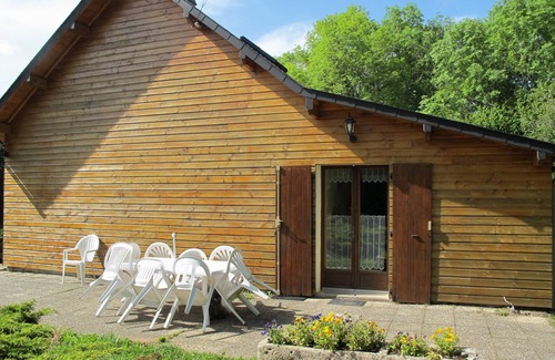 Moux-en-Morvan Ski Chalet | Wooden house with bird sounds on quiet property with free fishing
