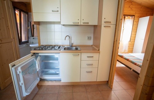 Ex Campo d'Aviazione Cabin | Wooden vacation home with veranda for 4 people.