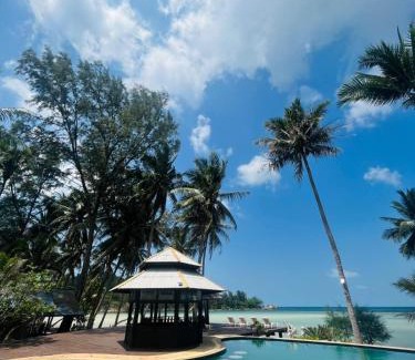 Chaloklum House | Wooden villa in resort with pool, 100m from the beach