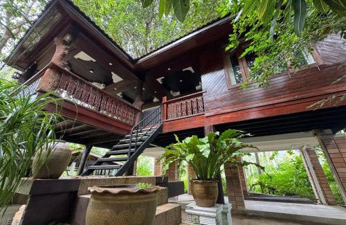 Chaloklum House | Wooden villa in resort with pool, 100m from the beach