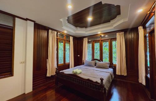 Chaloklum House | Wooden villa in resort with pool, 100m from the beach