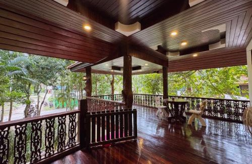 Chaloklum House | Wooden villa in resort with pool, 100m from the beach