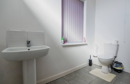 Stoke-on-Trent Apartment | WoodHus Lodge Lovely Specious Room 5