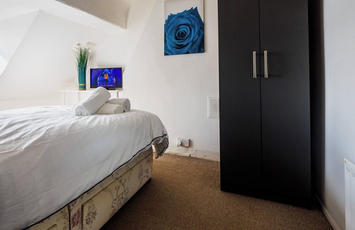 Stoke-on-Trent Apartment | WoodHus Lodge Lovely Specious Room 5