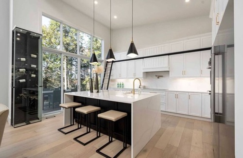 Bracebridge House | WoodLake Retreat – High-Speed Comfort, Cozy Sauna, Timeless Views