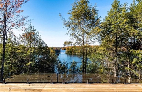 Bracebridge House | WoodLake Retreat – High-Speed Comfort, Cozy Sauna, Timeless Views