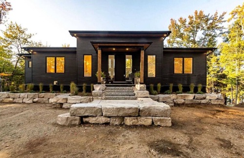 Bracebridge House | WoodLake Retreat – High-Speed Comfort, Cozy Sauna, Timeless Views