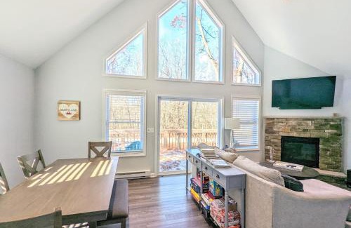 Albrightsville House | Woodland Chalet by AvantStay Deck Lake Access