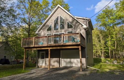 Albrightsville House | Woodland Chalet by AvantStay Deck Lake Access
