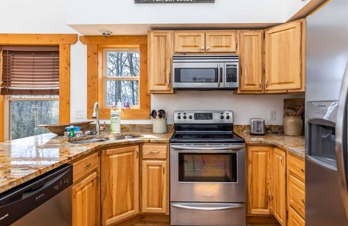 Boyds Creek Cabin | Woodland Chalet: Pool Table, Private, Great Views