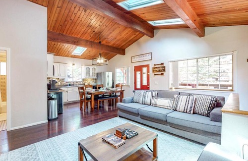 Crestline House | Woodland Hideaway