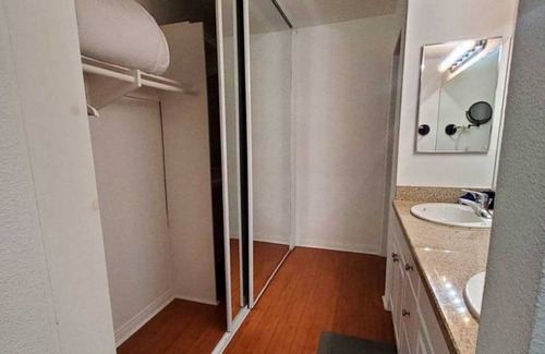 Warner Center Condo | Woodland Hill 2BR Suite with Pool/Gym/Parking
