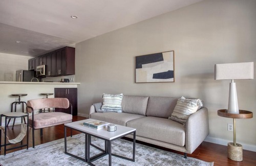 Woodland Hills Apartment | Woodland Hills 1BR w pool gym nr Warner center LAX-893