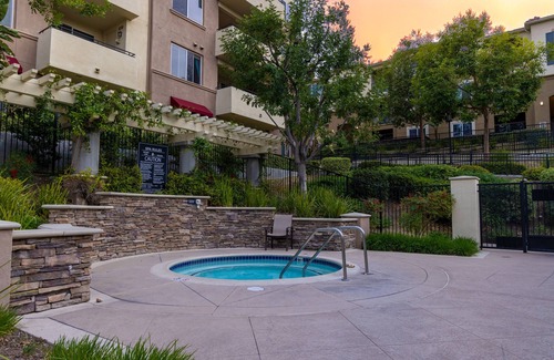 Warner Center Apartment | Woodland Hills 2 Bedroom City Views Close to Los Angeles