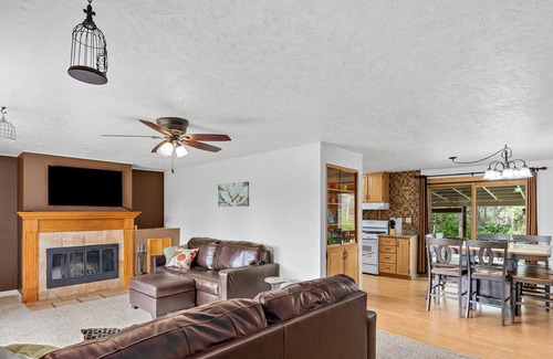 Blackhawk House | Woodland Hills’ Bird Watching Roost