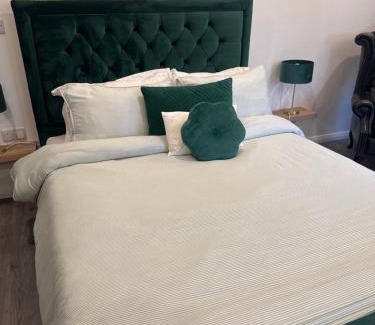 Londonderry Apartment | Woodland lodge green room