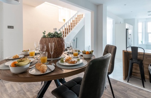 Newport House | Woodland View Newport - 4 bedroom home