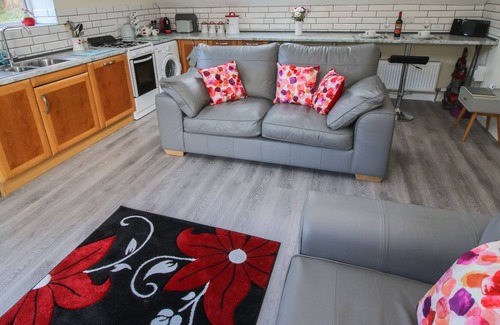 Mold Cottage | WOODLAND VIEW, romantic in Llanarmon-Yn-Ial
